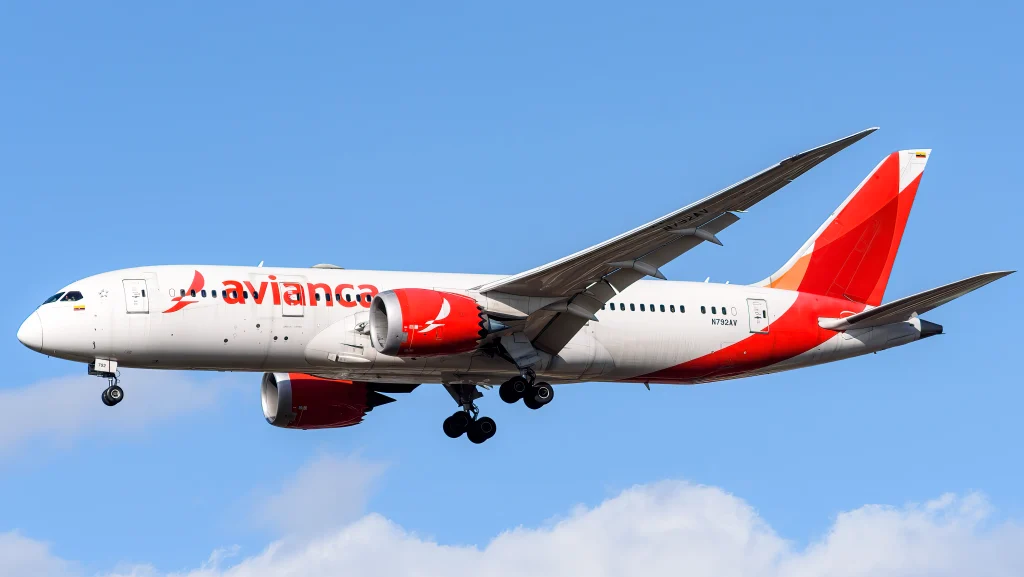Avión de Avianca volando