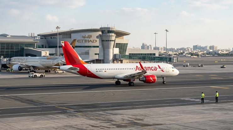 Avión de Avianca en una pista de aeropuerto.