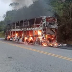 Vehículo incendiado en una carretera del departamento del Huila.