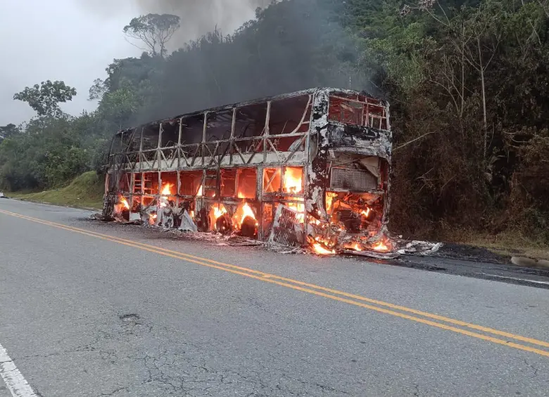 Vehículo incendiado en una carretera del departamento del Huila.