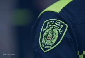 Brazo de un uniforme de la Policía Nacional de Colombia.